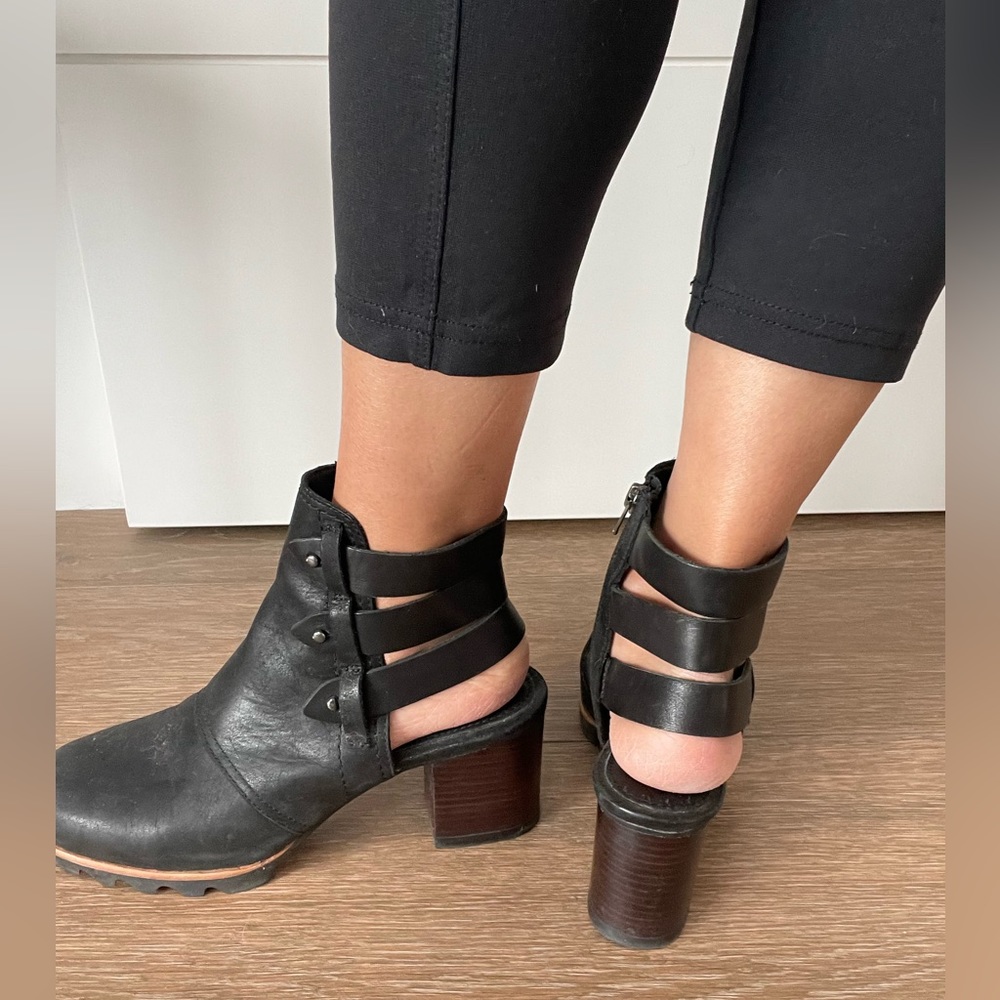 Black leather Sorel boots size 8